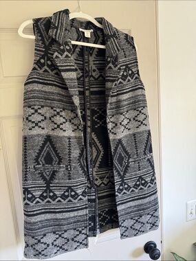 Artisan Ny Gray and Black Aztec Hooded Knit Vest
